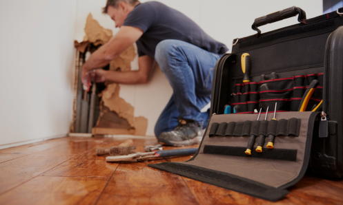 24 hour emergency plumber repairing burst pipe